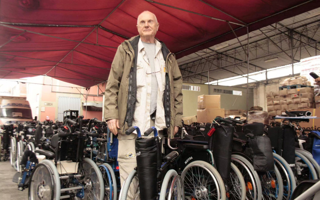 Prepara e invia sedie a rotelle per i disabili “più poveri tra i poveri”