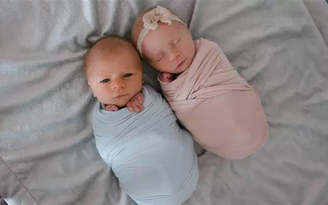 Le commoventi foto del gemello neonato che non ce l’ha fatta